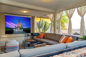 スマートテレビ、暖炉、DVD プレーヤー、卓球台