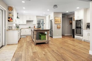 冷蔵庫、電子レンジ、オーブン、コンロ