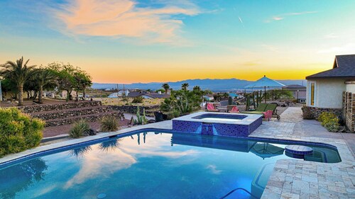 Family Friendly Pool Home w/ Spa, BBQ, Ping Pong Table & Dog Friendly!