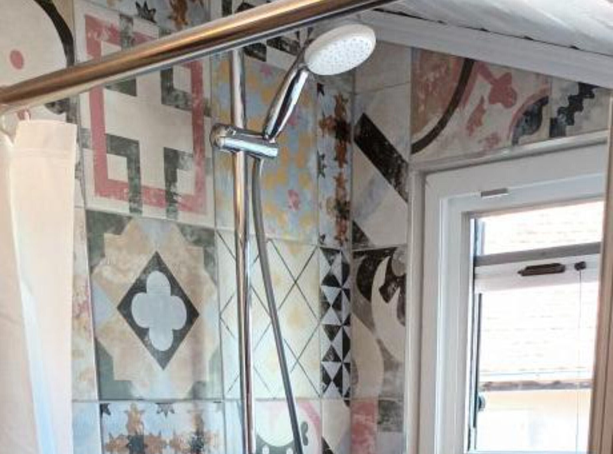 Regadera, secadora de cabello, toallas 