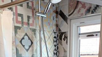 Regadera, secadora de cabello, toallas