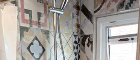 Douche, séchoir à cheveux, serviettes fournies