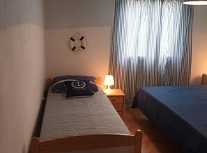 Fer et planche à repasser, accès Internet, draps fournis