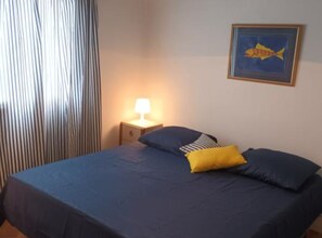 Tabla de planchar con plancha, acceso a internet y ropa de cama 