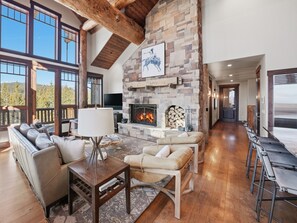 Living area - Fabulous New Rental 5-bedroom 5.5 bath house, with private ski in/out lodge (Big Sky)