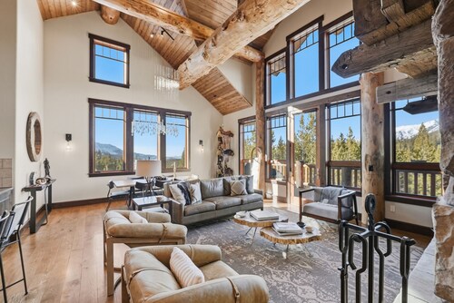 Fabulous New Rental 5-bedroom 5.5 bath house, with private ski in/out lodge