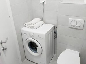 Shower, towels - Comfort Apartment Baruna Filipovića - Studio Apartment With Balcony (Zagreb)