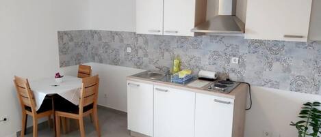 Kühlschrank, Herdplatte, Geschirrspüler, Kochgeschirr/Geschirr/Besteck