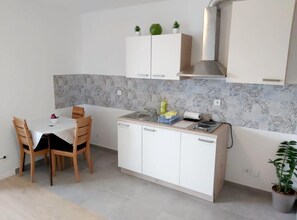 Fridge, stovetop, dishwasher, cookware/dishes/utensils - Comfort Apartment Baruna Filipovića - Studio Apartment With Balcony (Zagreb)