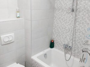 Shower, towels - Comfort Apartment Baruna Filipovića - Studio Apartment With Balcony (Zagreb)