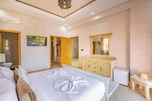 Iron/ironing board, WiFi, bed sheets - Beautiful villa with swimming pool near the city center (Marrakesh)