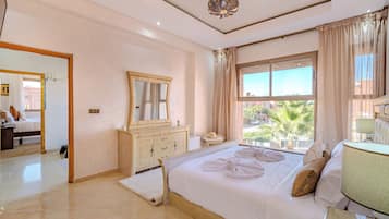 Tabla de planchar con plancha, wifi, ropa de cama