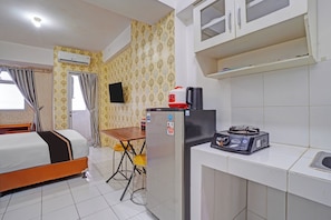 Free WiFi, bed sheets - OYO 95064 Gunung Putri Skyland (Gunung Putri)