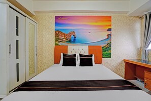 A bedroom with a bed, a headboard, a wardrobe, a desk, and a painting of Scotland. - OYO 95064 Gunung Putri Skyland (Gunung Putri)
