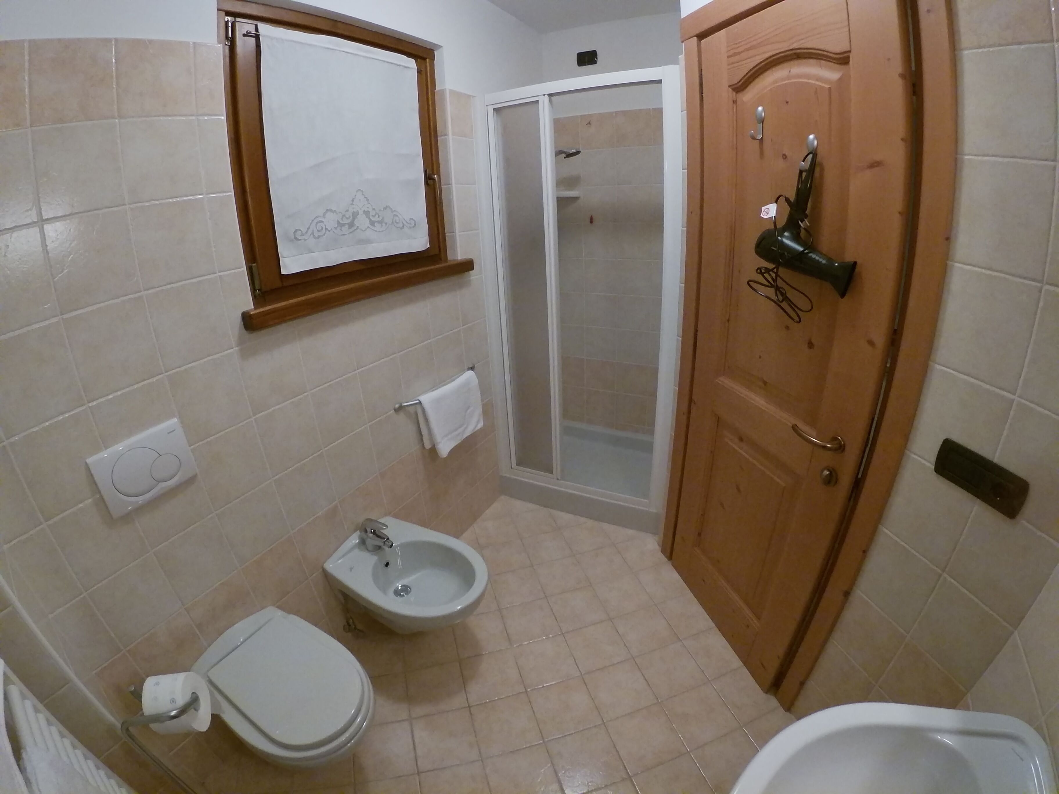 Une salle de bain équipée de toilettes, d’un bidet et d’une douche.