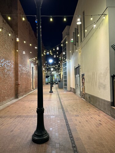 Spacious 3-bedroom town home in downtown San Jose with AC. Near Restaurants bar