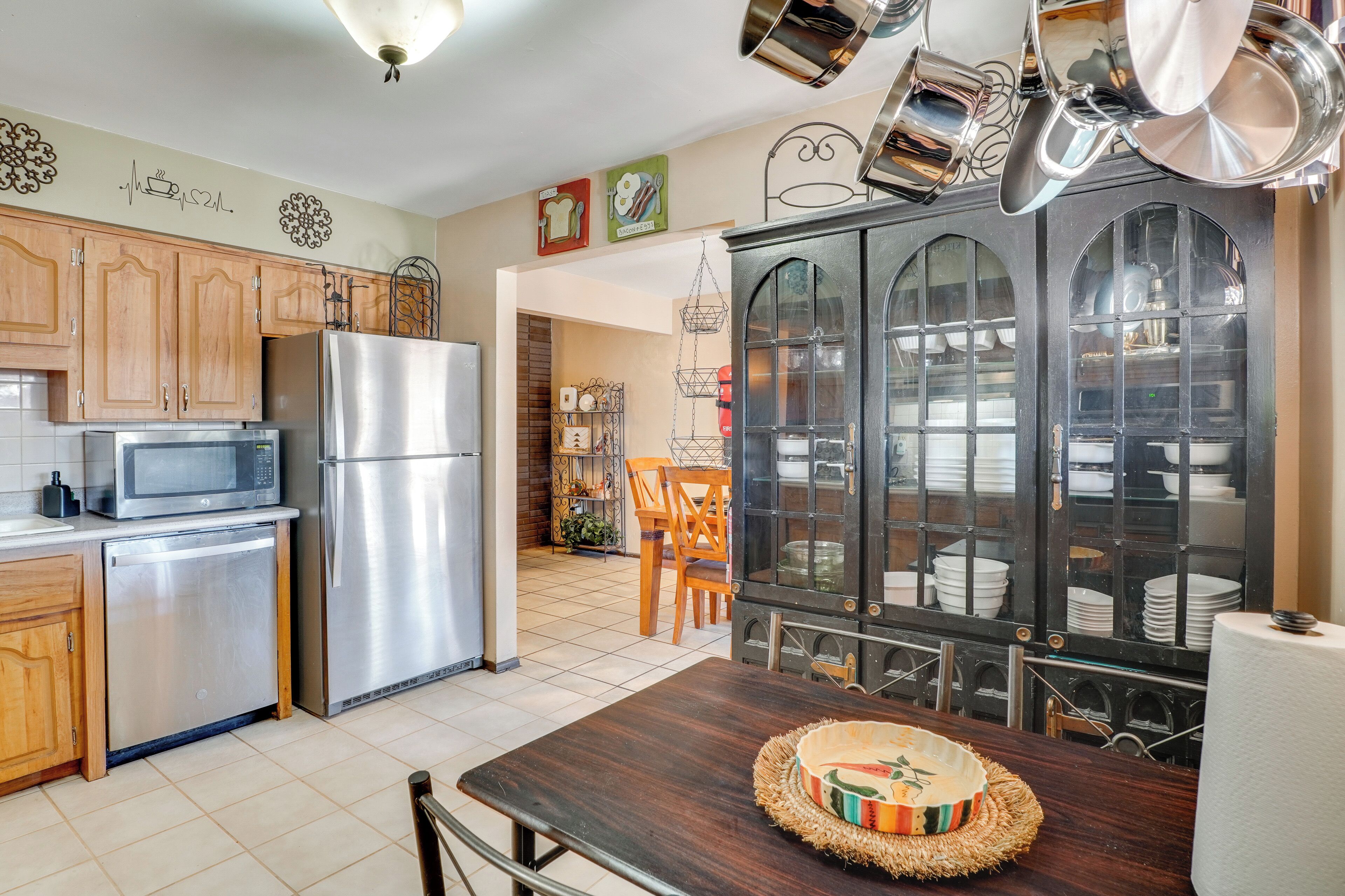 Frigorífico, microondas, placa de cocina y lavavajillas