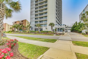 Exterior - Steps to Shore: Golden Mile Myrtle Beach Condo! (Myrtle Beach)
