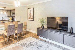 Dining - Steps to Shore: Golden Mile Myrtle Beach Condo! (Myrtle Beach)