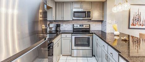 Jääkaappi, mikroaaltouuni, liesi, astianpesukone