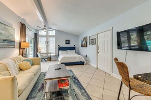 Tabla de planchar con plancha, internet y ropa de cama 