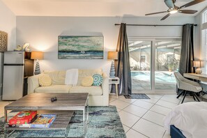 TV, books - Relax & Explore! Tranquil Sarasota Unit Near Beach (Sarasota)