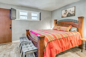 Escritorio, tabla de planchar con plancha, internet y ropa de cama
