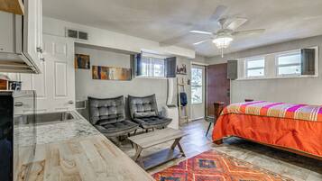 Bureau, fer et planche à repasser, accès à Internet, literie fournie