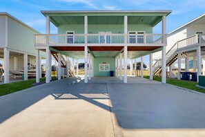 Terrace/patio - Beautiful dog-friendly home with shared pool & gas grill - steps to sand (Rockport)