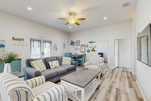 TV - Beautiful dog-friendly home with shared pool & gas grill - steps to sand (Rockport)