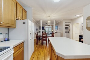 Refrigerador, microondas, horno, placa de cocina