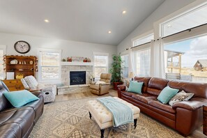 TV, fireplace, ping pong - Spacious home with Lake Views, Hot Tub & Beach Access (Garden City)