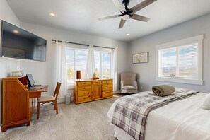 Iron/ironing board, Internet, bed sheets - Spacious home with Lake Views, Hot Tub & Beach Access (Garden City)