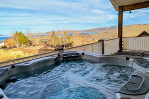 Outdoor spa tub - Spacious home with Lake Views, Hot Tub & Beach Access (Garden City)