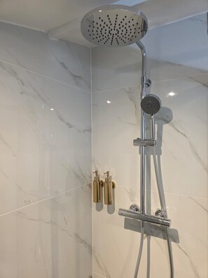 Shower, hair dryer, towels, soap - Charming exceptional house on the outskirts of Bordeaux (Eysines)