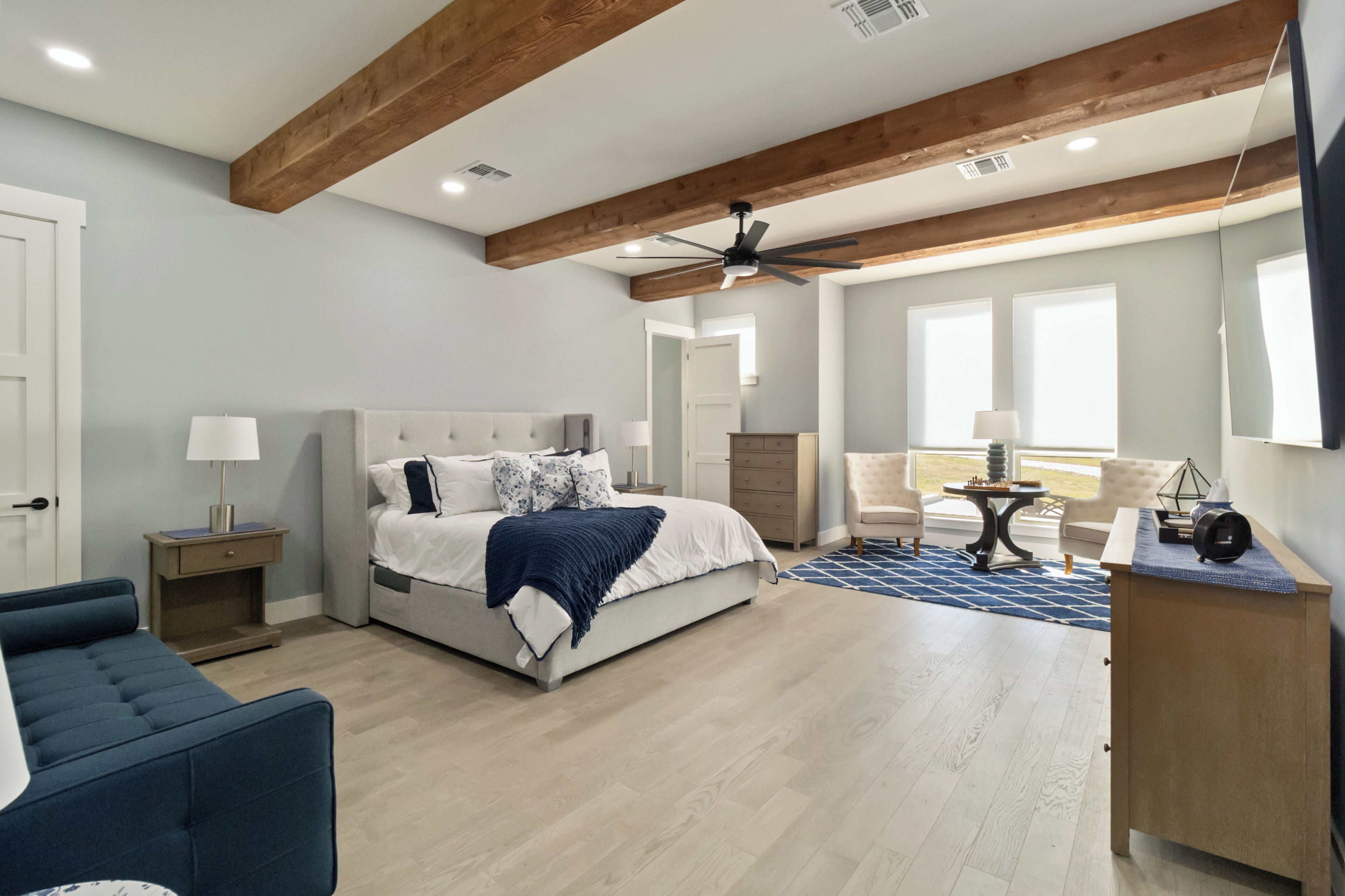 5 dormitorios, tabla de planchar con plancha, cuna de viaje