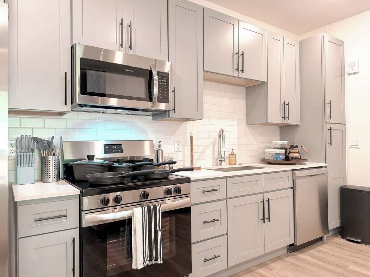 Kylskåp, mikrovågsugn, ugn och spishäll