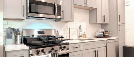 Kylskåp, mikrovågsugn, ugn och spishäll