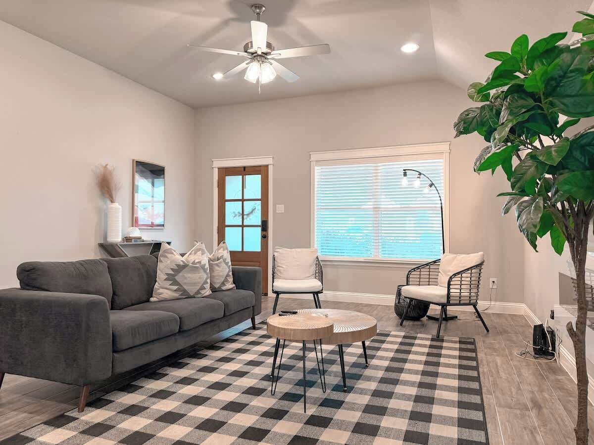 Televisión, chimenea, oficina