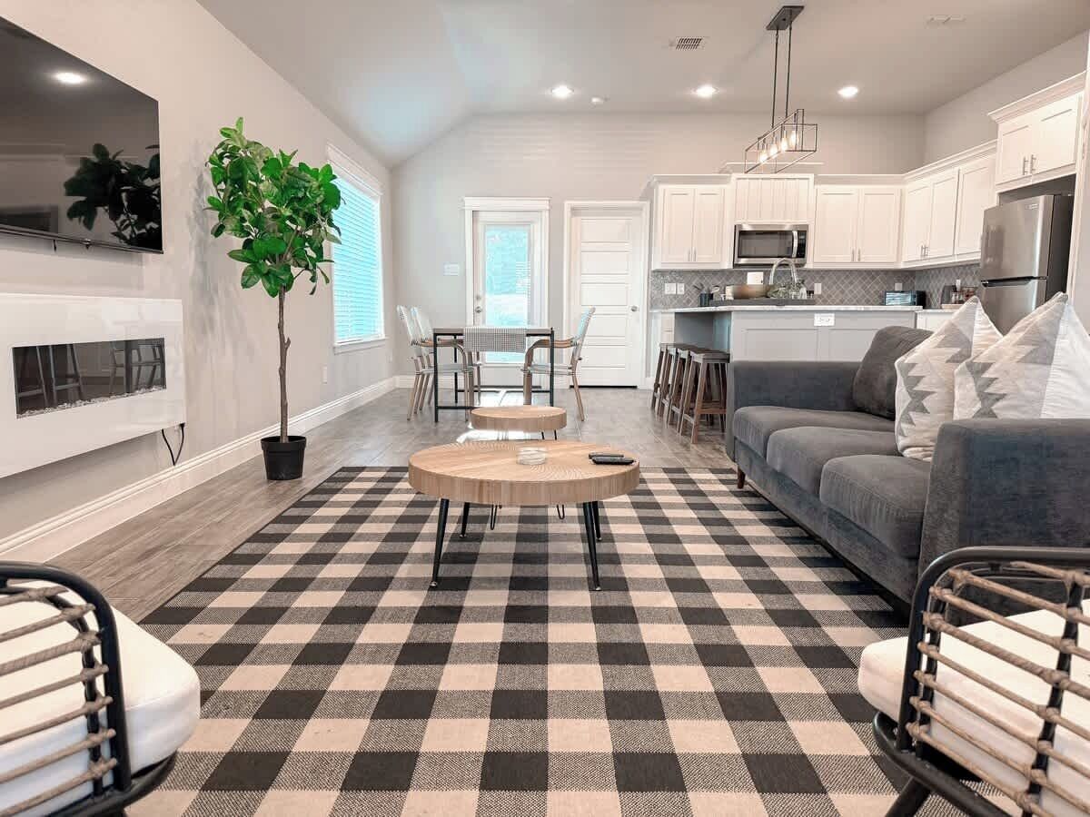 Een televisie, een open haard en een kantoor