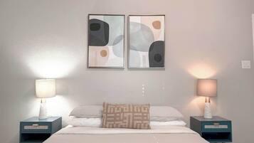 Tabla de planchar con plancha, wifi y ropa de cama