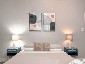 Tabla de planchar con plancha, wifi y ropa de cama 