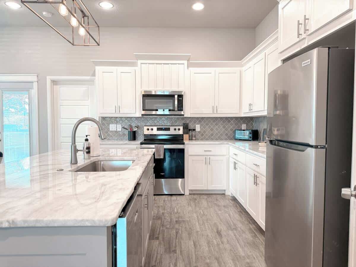 Een koelkast, een magnetron, een oven, een kookplaat