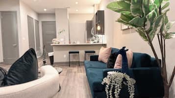 Tv, eldstad och kontor