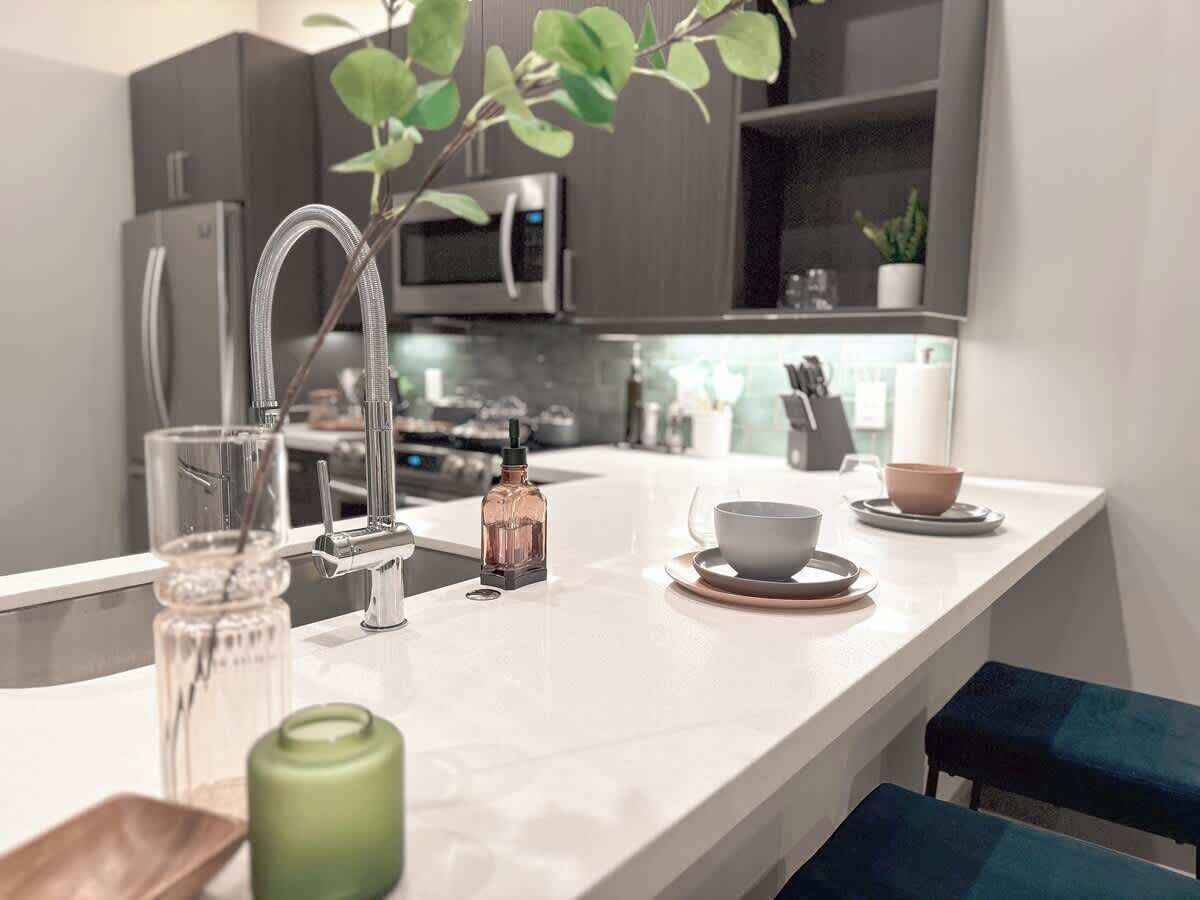 Frigorifero, microonde, forno, piano cottura