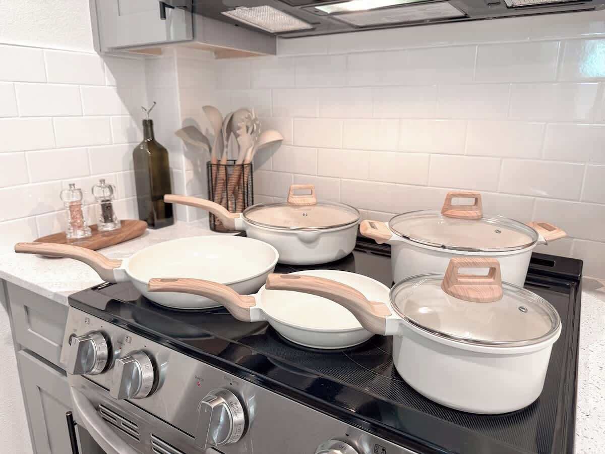 冷蔵庫、電子レンジ、オーブン、コンロ