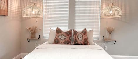 Tabla de planchar con plancha, wifi, ropa de cama