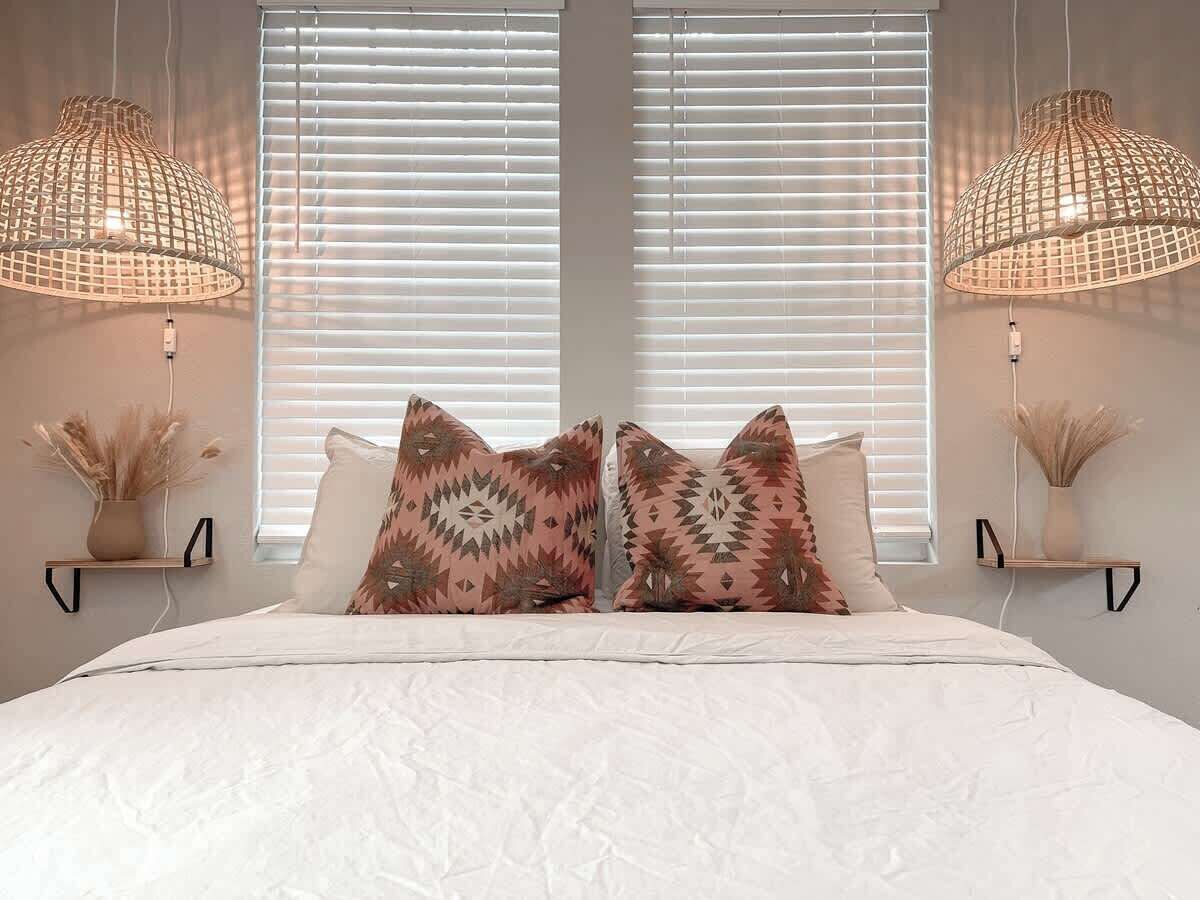 Silitysrauta/-lauta, Wi-Fi, vuodevaatteet