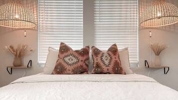 Silitysrauta/-lauta, Wi-Fi, vuodevaatteet