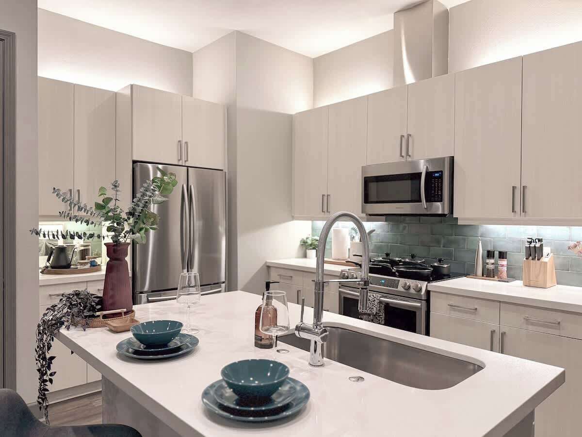 Kühlschrank, Mikrowelle, Ofen, Herdplatte